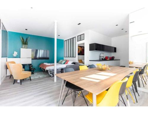 une salle à manger et un salon avec une table et des chaises dans l'établissement Spacious apartment - 3BR-8P - Place de la Bastille, à Paris