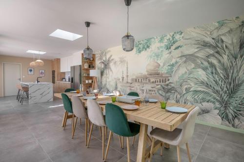 une salle à manger avec une grande fresque murale dans l'établissement 850m de la mer - Maison 8 adultes et 4 enfants, à Piriac-sur-Mer