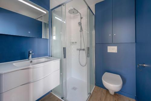 un bagno con doccia in vetro e WC di 850m de la mer - Maison 8 adultes et 4 enfants a Piriac-sur-Mer