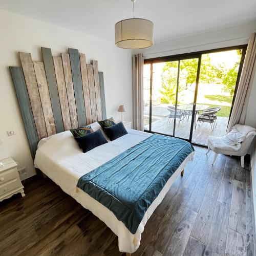 une chambre avec un grand lit et un balcon dans l'établissement Casuccia Eva maria, à Patrimonio