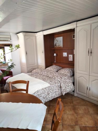 une chambre avec deux lits et une table et des chaises dans l'établissement à l'orée du bois, à Avallon