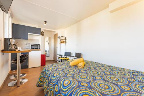 une chambre avec un grand lit et une cuisine dans l'établissement Studio Albert 3 - Joli studio à Limoux, à Limoux