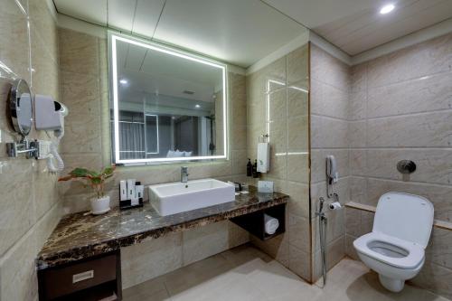 Ein Badezimmer in der Unterkunft The Fern Residency Ellisbridge Ahmedabad