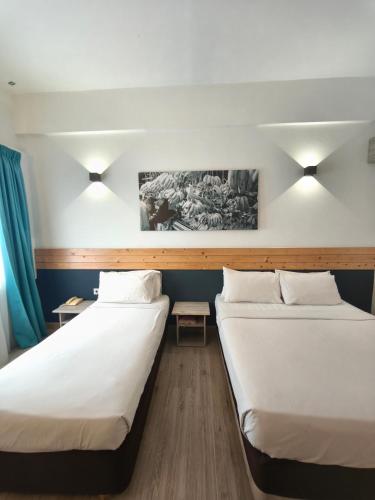 two beds in a hotel room with two at Alamis City Kuala Lumpur - Formerly EDC Hotel Kuala Lumpur in Kuala Lumpur