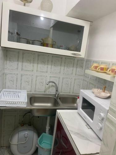 a kitchen with a sink and a microwave at Aron’s House in Krujë