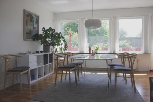 a kitchen and dining room with a table and chairs at Villahassel in Middelfart