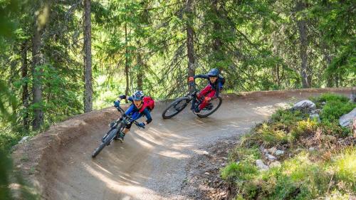 two people riding bikes on a dirt road at Trysil Caravan Cycle in-out in Trysil