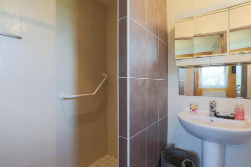a bathroom with a sink and a shower at Gîte Proche Mer 800 m in Plouézec