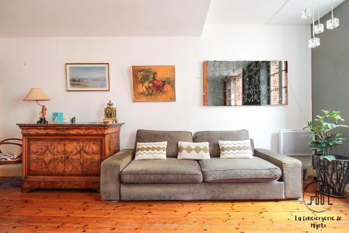 un salon avec un canapé et une table dans l'établissement Lamarque, à Albi