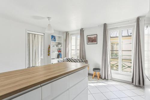 - une cuisine blanche avec un comptoir en bois dans l'établissement Ce Rêve Bleu, à Paris