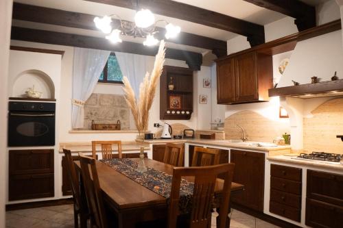 a kitchen with a table and chairs and a kitchen with a sink at Giardino sul Fiume a 10 min da Piazza del Popolo con parcheggio privato e giardino vista fiume in Ascoli Piceno
