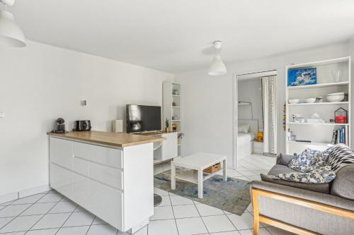 une cuisine et un salon avec un canapé dans l'établissement Ce Rêve Bleu, à Paris