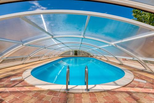 vue aérienne d'une piscine dans un bâtiment en forme de dôme dans l'établissement Maison Citron, à Aspiran