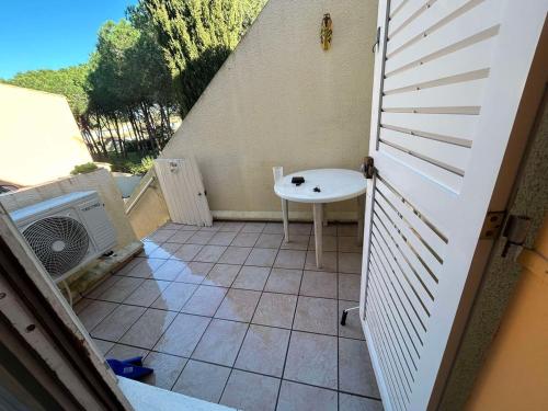 Elle comprend un petit balcon avec une table et un lavabo. dans l'établissement Appartement CAP D'AGDE 2-4 pers, au Cap d'Agde
