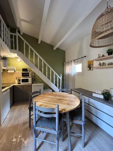 une cuisine avec une table et des chaises dans une pièce dans l'établissement Appartement CAP D'AGDE 2-4 pers, au Cap d'Agde