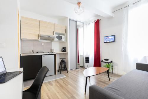 un petit appartement avec une cuisine et un salon dans l'établissement Le Cézanne - Studio Hypercentre - Wifi - Train station, à Aix-en-Provence