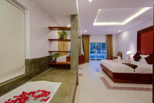 una camera con letto e vasca da bagno di Shadow Angkor Residence a Siem Reap