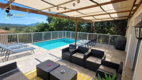 une terrasse avec une piscine, des chaises et une table dans l'établissement Casa Chjara, à Zonza