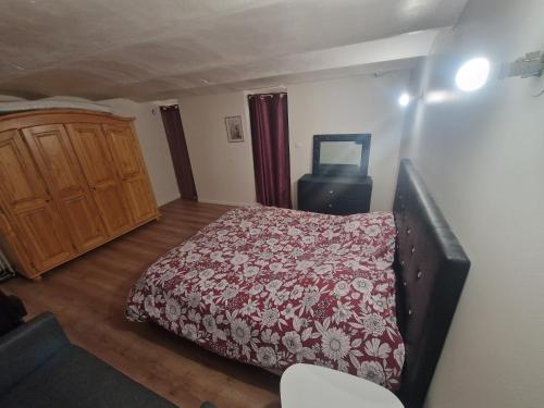 une chambre avec un lit et une commode dans l'établissement Magnifique Appartement T2, à Marseille