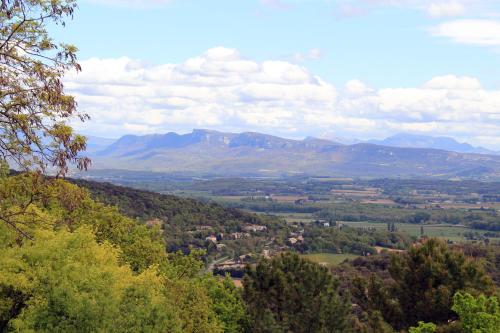 a view of a valley with mountains in the distance at Paradis Provencal Le Calme total, Grande Piscine et Jacuzzi Chauffé, Salle de Jeux et Fresque du Nougat, Intimité in Montélimar