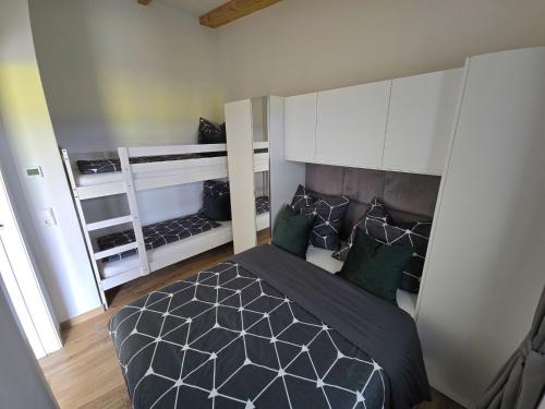 a bedroom with a bed with black and green pillows at Ferienwohnung dolce casa in Aislingen