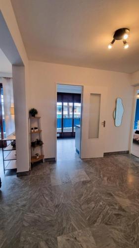 une chambre vide avec un couloir ouvert dans l'établissement Charmant 2 pièces proche plages parking priver, à Cagnes-sur-Mer