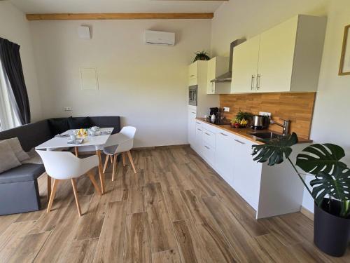 a kitchen and living room with a table and chairs at Ferienwohnung dolce casa in Aislingen