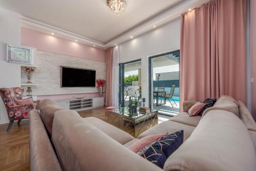 TV a/nebo společenská místnost v ubytování Villa Lorena Dalmacija ZadarVillas