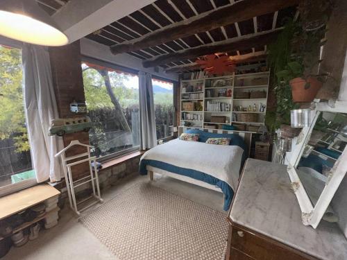 une chambre avec un lit dans une pièce avec une fenêtre dans l'établissement Nice Signature Baracca, à Nice