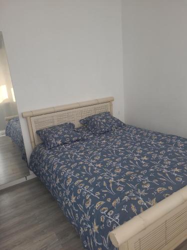 une chambre avec un lit avec une couette bleue dans l'établissement Nice modern house, bright and quiet assured, à Nantes