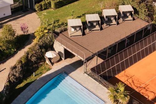 an overhead view of a swimming pool with patio furniture at Appartement KroneLiving in Tirolo