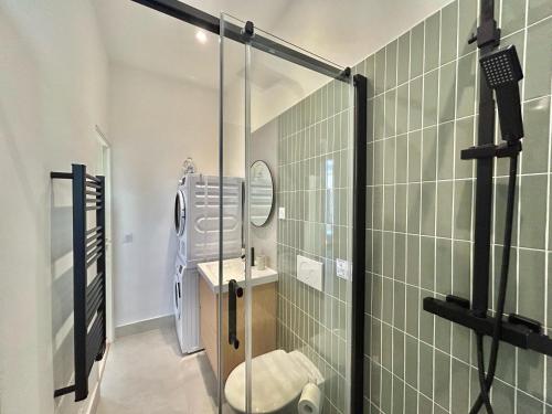 une salle de bain avec toilettes et douche en verre dans l'établissement Chez Laura & Thomas - appartement T3 centre ville, proche Vieux Port, Opéra, Place aux Huiles, à Marseille
