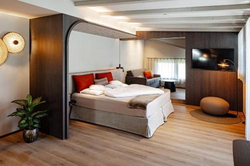 a bedroom with a bed and a living room at Nutzhof - Mediterran Flair Hotel in Lagundo