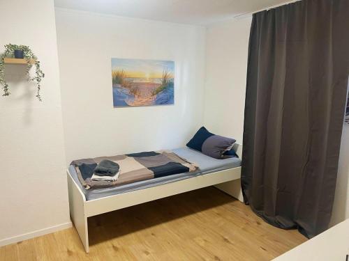 Cama pequeña en habitación con cortina en Zeitwohnen in Hückeswagen -Neu-, en Hückeswagen