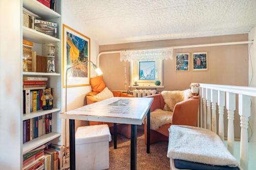 a small living room with a table and a couch at Ostseeblick in Kröslin