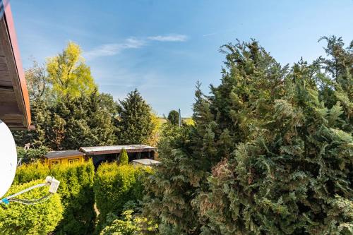 an overhead view of a house with a tree at Ostseeblick in Kröslin