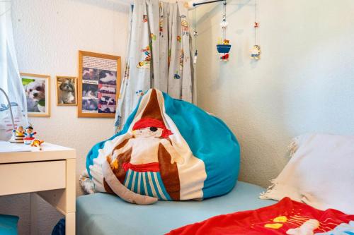 a childs bedroom with a santa claus bed at Ostseeblick in Kröslin