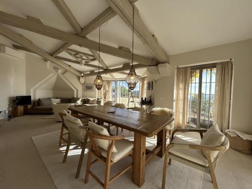 une salle à manger avec une table et des chaises en bois dans l'établissement Authentic renovated villa, pool, magnificent view, à La Garde-Freinet