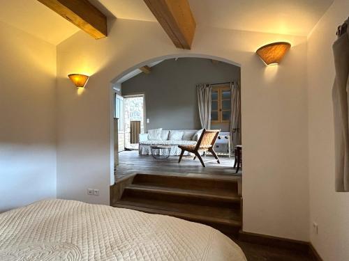 une chambre avec un lit et un salon dans l'établissement Authentic renovated villa, pool, magnificent view, à La Garde-Freinet