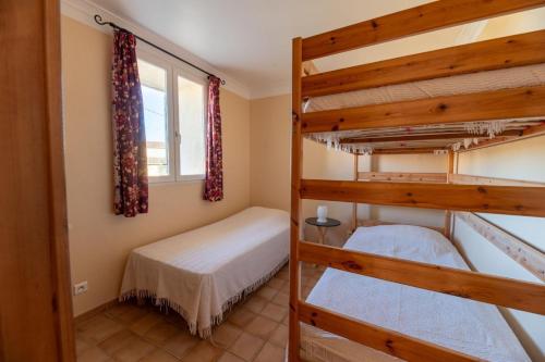une chambre avec deux lits superposés et une fenêtre dans l'établissement Campagne la clape g2154, à Vinon-sur-Verdon