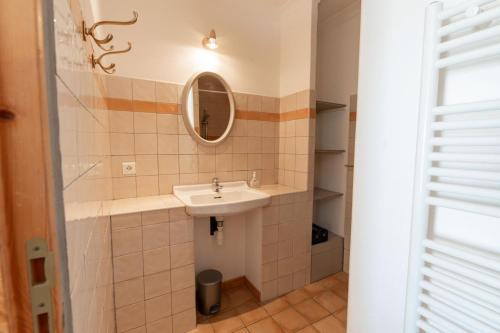 une salle de bain avec un lavabo et un miroir dans l'établissement Campagne la clape g2154, à Vinon-sur-Verdon
