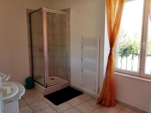 une cabine de douche dans une salle de bain avec une fenêtre dans l'établissement Gitedeprovence le castelet, à La Motte
