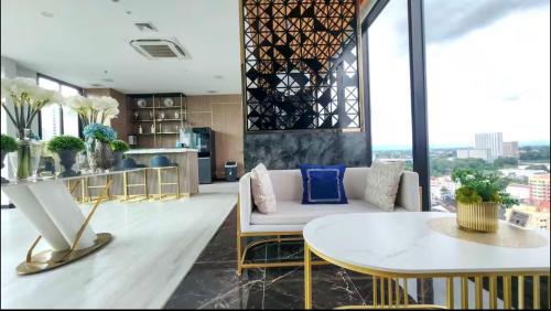 a living room with a couch and a table at The Astra Sky River Chiang Mai 三卧两卫宜居6人 无边泳池 热水浴缸 乳胶床垫 in Chiang Mai