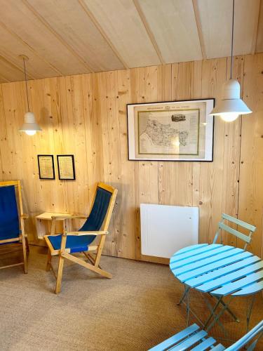 una stanza con un tavolo, due sedie e un tavolo di Le Cabanon du bord de mer a Cayeux-sur-Mer