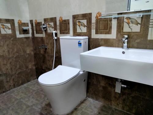 Un baño con un inodoro blanco y un lavabo. en Check Inn Motel, en Nikawatawana