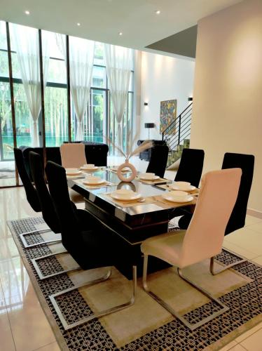 a dining room with a table and chairs at Cyberjaya Puchong JWJ Pool Villa in Cyberjaya