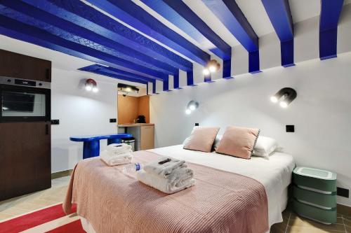 une chambre avec un lit avec des serviettes dessus dans l'établissement Modern Studio for 2 - Louvre Museum-Rivoli, à Paris