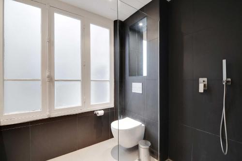 une salle de bain avec toilettes et fenêtre dans l'établissement Chic apartment - 1BR-4P - République, à Paris