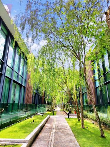 a walkway in front of a building at Cyberjaya Puchong JWJ Pool Villa in Cyberjaya