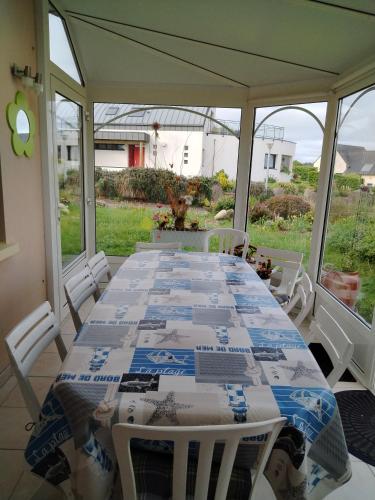 - une table et des chaises sur une terrasse couverte dans l'établissement Mon Rêve, à Locquémeau